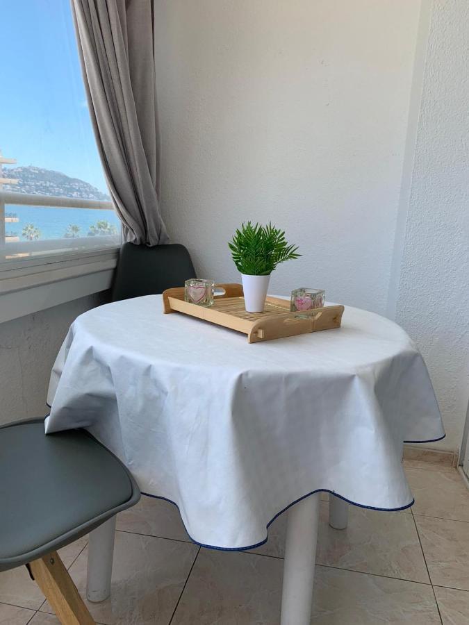 Appartement Premiere Ligne De Mer Avec Piscine โรเซส ภายนอก รูปภาพ