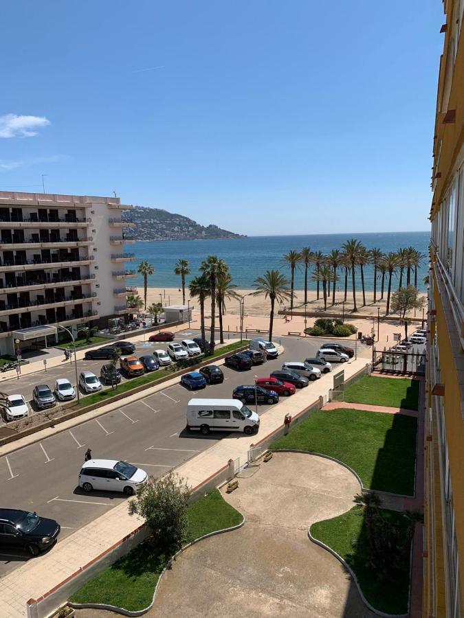 Appartement Premiere Ligne De Mer Avec Piscine โรเซส ภายนอก รูปภาพ