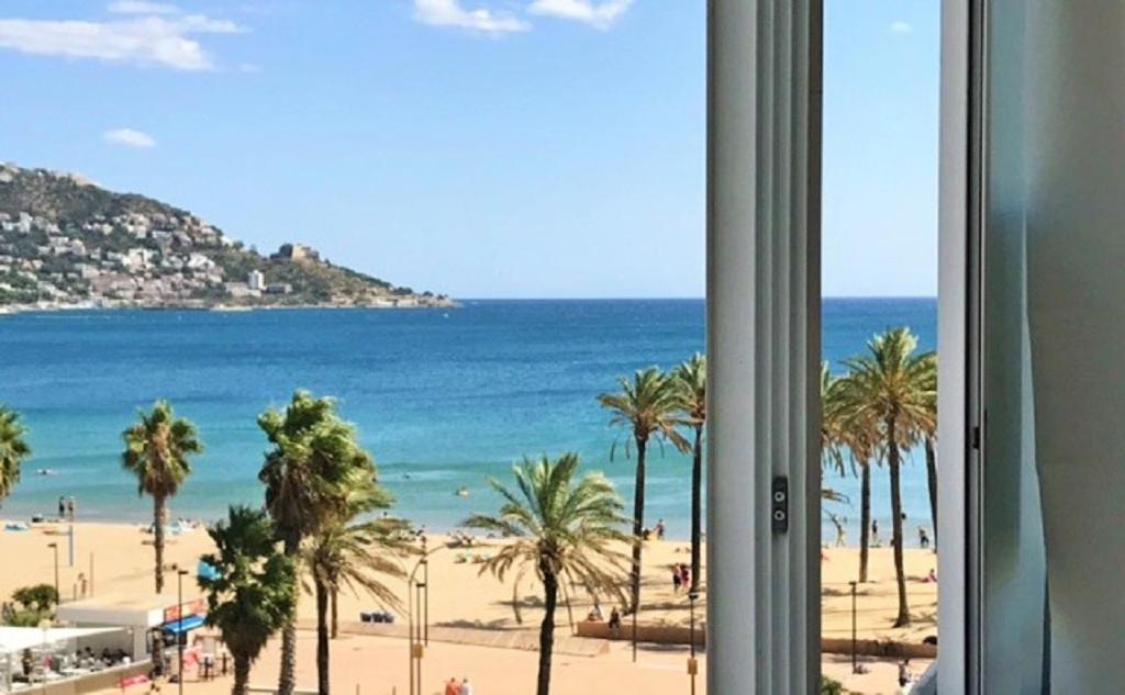 Appartement Premiere Ligne De Mer Avec Piscine โรเซส ภายนอก รูปภาพ