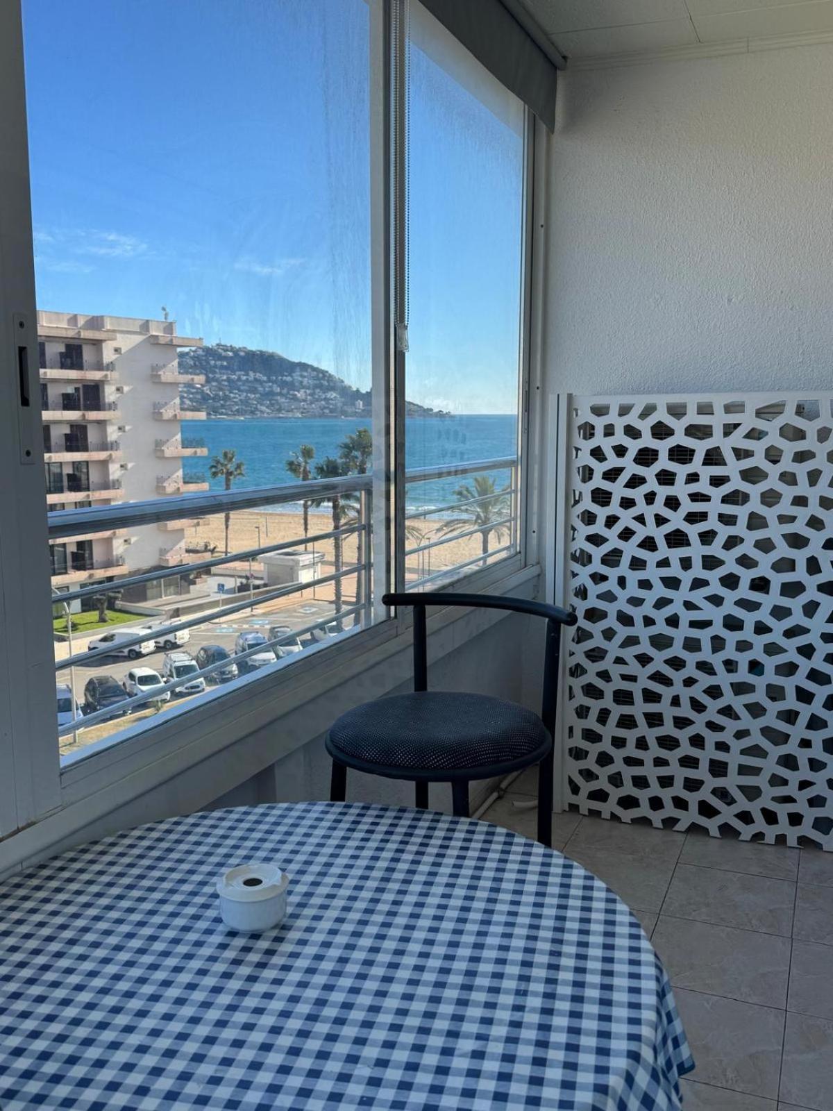 Appartement Premiere Ligne De Mer Avec Piscine โรเซส ภายนอก รูปภาพ